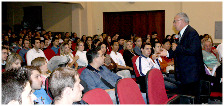 "Estou sempre aprendendo", diz Gazin em palestra no Cesumar